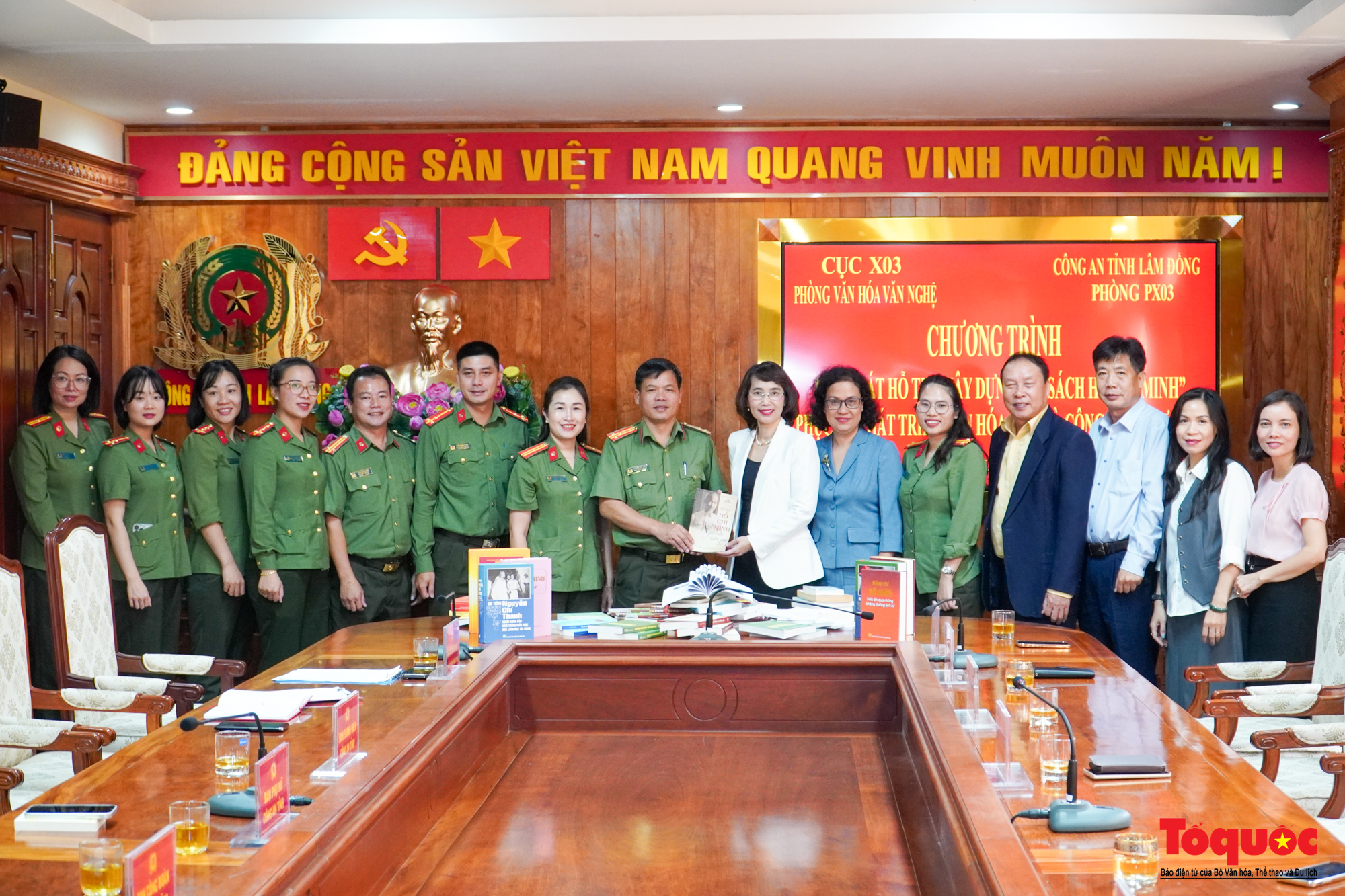 Hỗ trợ Công an tỉnh Lâm Đồng xây dựng tủ sách Hồ Chí Minh - Ảnh 7. Hỗ trợ Công an tỉnh Lâm Đồng xây dựng tủ sách Hồ Chí Minh - Ảnh 7.