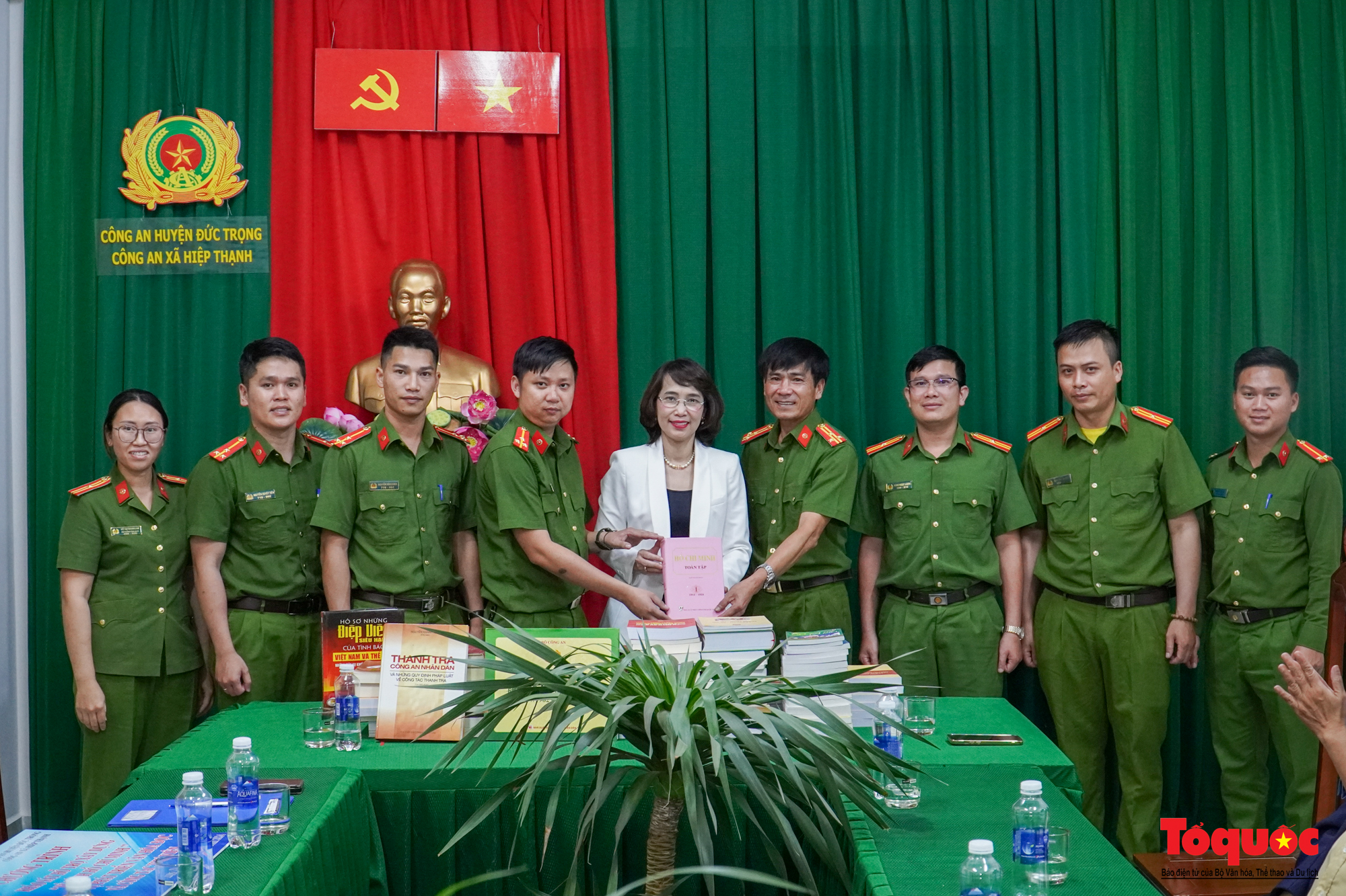 Hỗ trợ Công an tỉnh Lâm Đồng xây dựng tủ sách Hồ Chí Minh - Ảnh 9. Hỗ trợ Công an tỉnh Lâm Đồng xây dựng tủ sách Hồ Chí Minh - Ảnh 9.