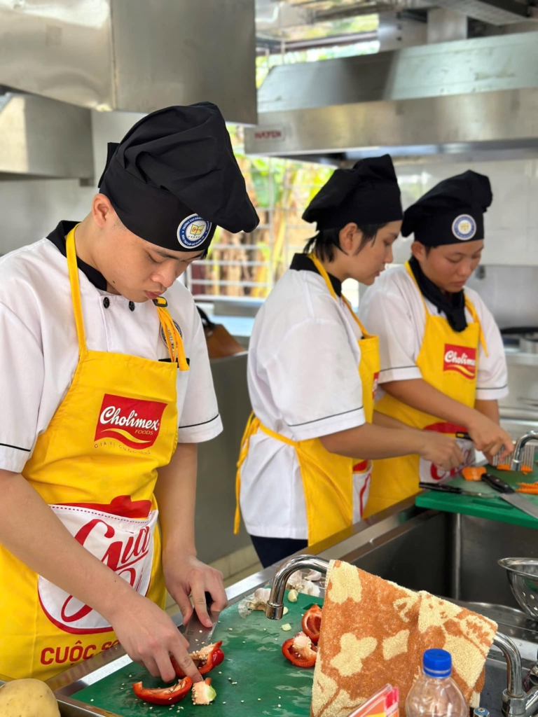 Hối lộ hiệu trưởng xin học cho con, phụ huynh bị bắt giam - Vietnam.vn