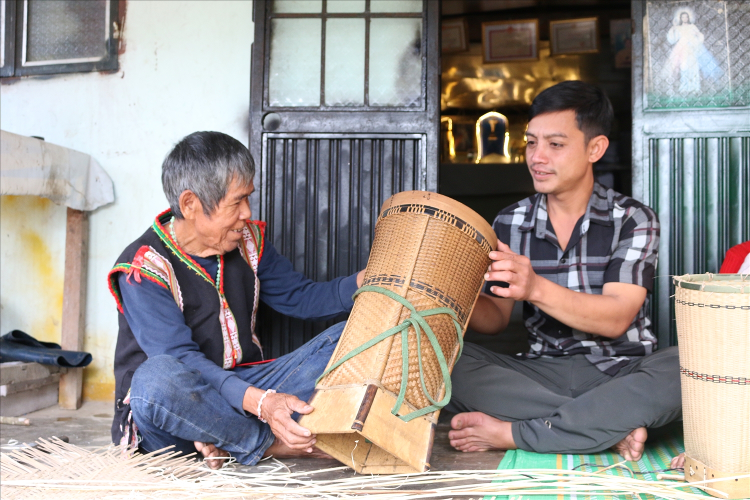 Ông A Biu (bên trái) – Già làng, Người có uy tín thôn Kei Joi, xã Đăk Xú, huyện Ngọc Hồi hướng dẫn thế hệ trẻ cách làm nghề đan lát truyền thống của dân tộc Ông A Biu (bên trái) – Già làng, Người có uy tín thôn Kei Joi, xã Đăk Xú, huyện Ngọc Hồi hướng dẫn thế hệ trẻ cách làm nghề đan lát truyền thống của dân tộc