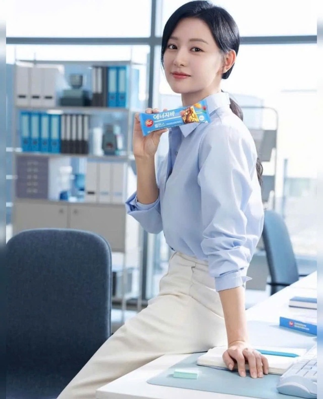 Diện đồ tông trắng đẹp bất bại như Kim Ji Won- Ảnh 6. Diện đồ tông trắng đẹp bất bại như Kim Ji Won- Ảnh 6.