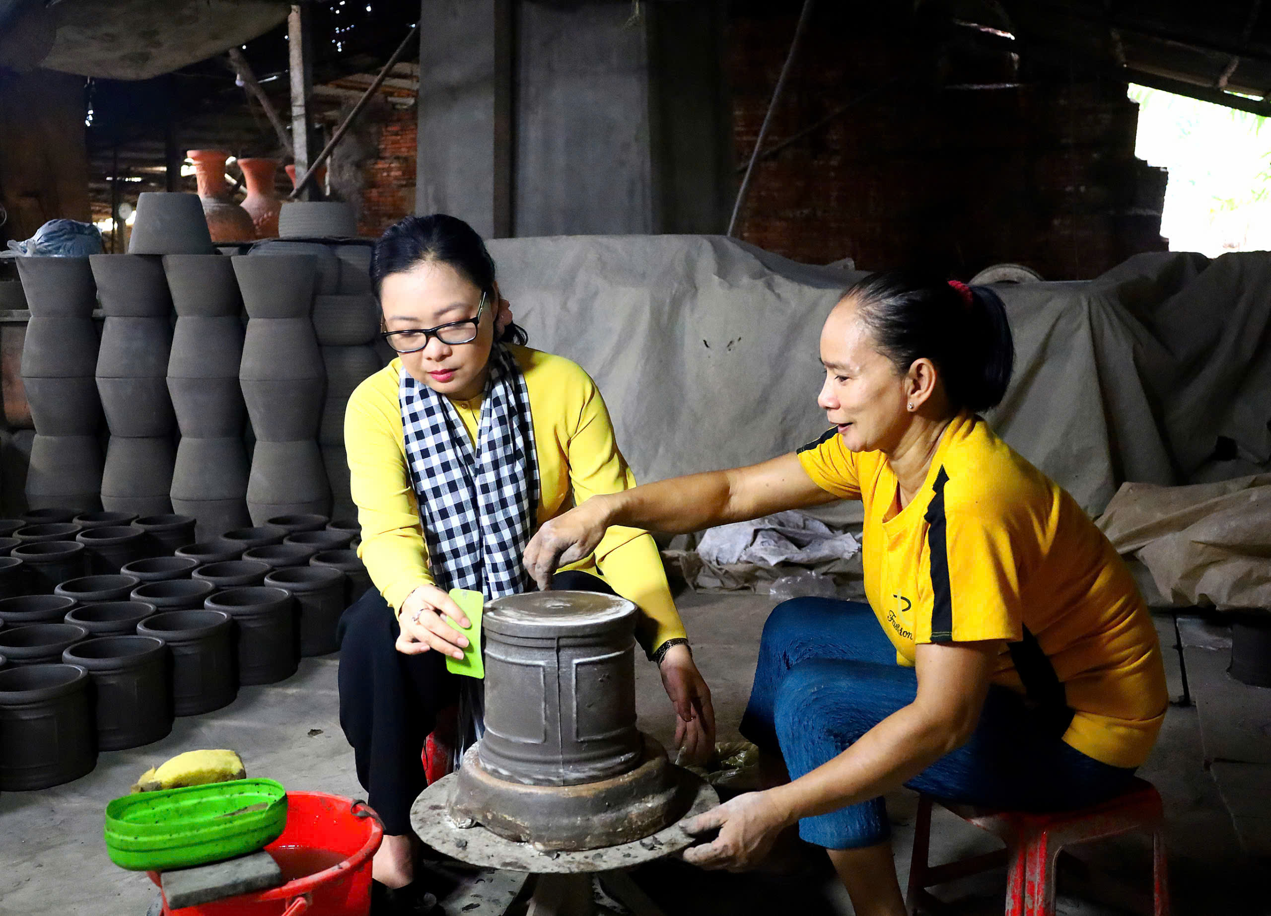 CLIP: Chiêm ngưỡng vẻ đẹp của gạch, gốm đỏ Vĩnh Long- Ảnh 9. CLIP: Chiêm ngưỡng vẻ đẹp của gạch, gốm đỏ Vĩnh Long- Ảnh 9.