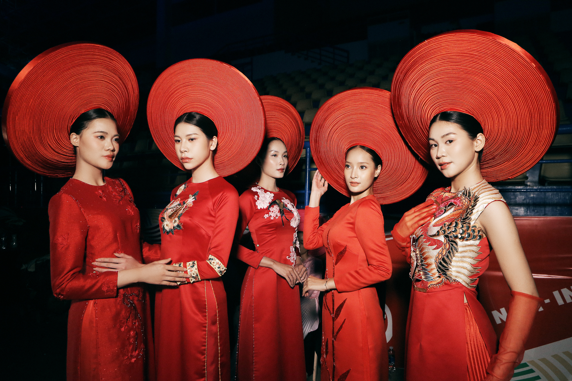 NTK Thủy Nguyễn mang lời hát 'Dạ cổ hoài lang' vào bộ sưu tập mới- Ảnh 2. NTK Thủy Nguyễn mang lời hát 'Dạ cổ hoài lang' vào bộ sưu tập mới- Ảnh 2.