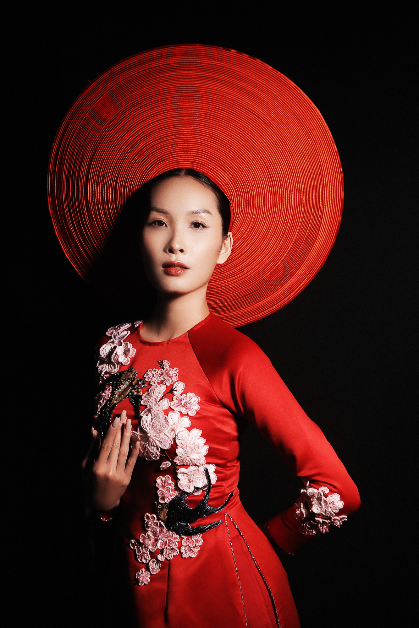 NTK Thủy Nguyễn mang lời hát 'Dạ cổ hoài lang' vào bộ sưu tập mới- Ảnh 5. NTK Thủy Nguyễn mang lời hát 'Dạ cổ hoài lang' vào bộ sưu tập mới- Ảnh 5.