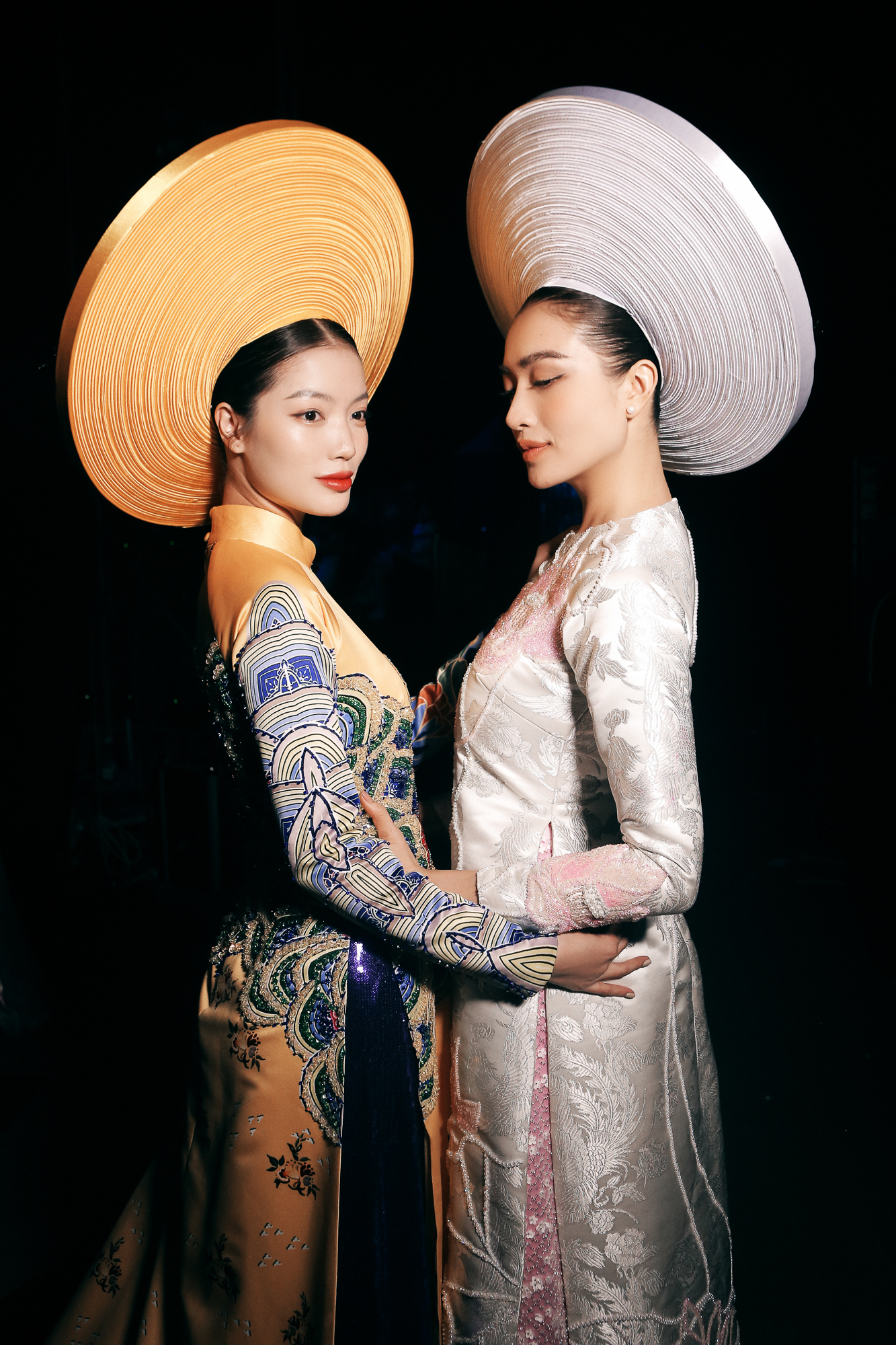 NTK Thủy Nguyễn mang lời hát 'Dạ cổ hoài lang' vào bộ sưu tập mới- Ảnh 6. NTK Thủy Nguyễn mang lời hát 'Dạ cổ hoài lang' vào bộ sưu tập mới- Ảnh 6.