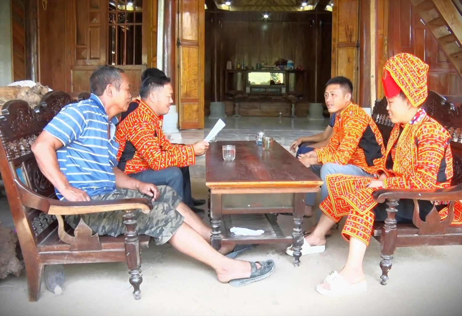 Anh Đặng Hiệu Linh (thứ 2 từ bên trái) tuyên truyền về các chủ trương, chính sách của Đảng, pháp luật của Nhà nước đến người dân trong thôn Anh Đặng Hiệu Linh (thứ 2 từ bên trái) tuyên truyền về các chủ trương, chính sách của Đảng, pháp luật của Nhà nước đến người dân trong thôn