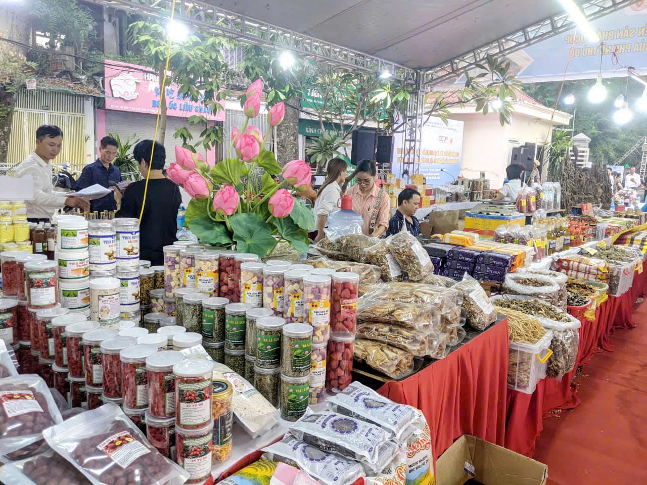 Phụ nữ Thủ đô hưởng ứng Cuộc vận động "Người Việt Nam ưu tiên dùng hàng Việt Nam"- Ảnh 2. Phụ nữ Thủ đô hưởng ứng Cuộc vận động "Người Việt Nam ưu tiên dùng hàng Việt Nam"- Ảnh 2.