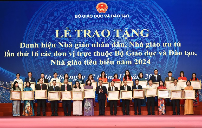 Tôn vinh các Nhà giáo Nhân dân, Nhà giáo Ưu tú và Nhà giáo tiêu biểu năm 2024- Ảnh 2. Tôn vinh các Nhà giáo Nhân dân, Nhà giáo Ưu tú và Nhà giáo tiêu biểu năm 2024- Ảnh 2.