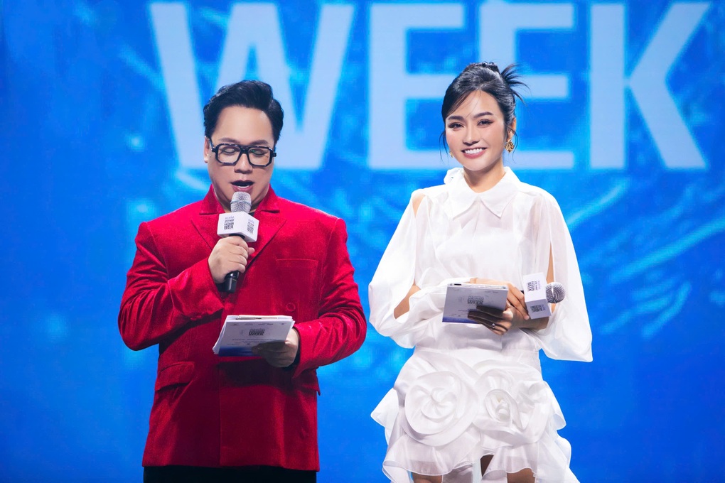 MC Thu Thủy xuất hiện ấn tượng tại Tuần lễ Thời trang Quốc tế Việt Nam 2024 - 8 MC Thu Thủy xuất hiện ấn tượng tại Tuần lễ Thời trang Quốc tế Việt Nam 2024 - 8