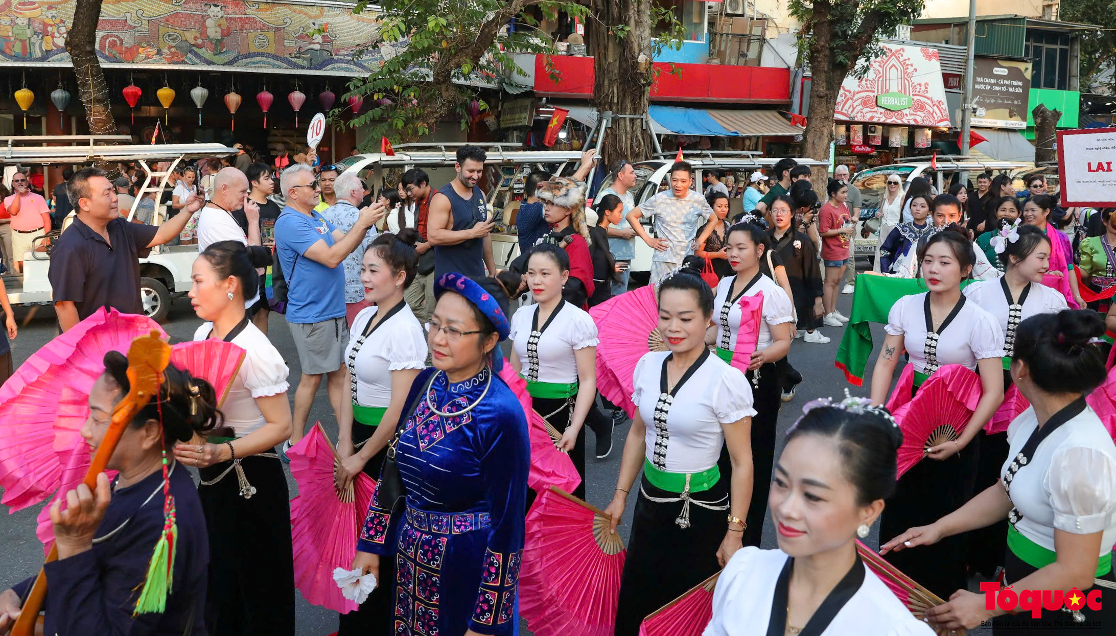 Hàng trăm nghệ nhân trình diễn hát Then, đàn Tính tại phố đi bộ Hồ Hoàn Kiếm - Ảnh 3. Hàng trăm nghệ nhân trình diễn hát Then, đàn Tính tại phố đi bộ Hồ Hoàn Kiếm - Ảnh 3.