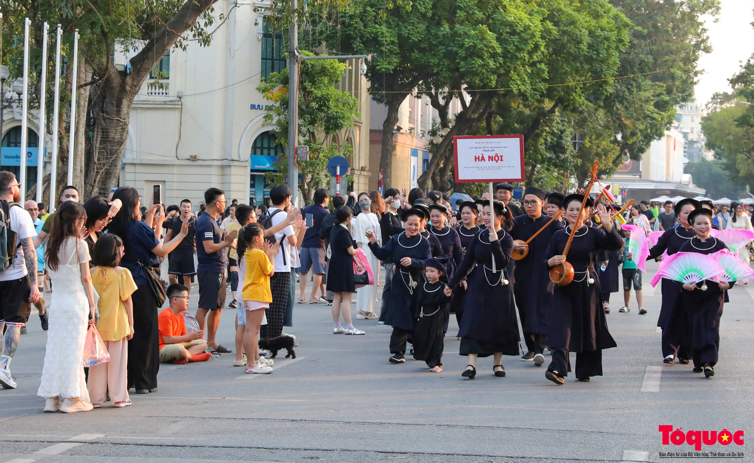 Hàng trăm nghệ nhân trình diễn hát Then, đàn Tính tại phố đi bộ Hồ Hoàn Kiếm - Ảnh 8. Hàng trăm nghệ nhân trình diễn hát Then, đàn Tính tại phố đi bộ Hồ Hoàn Kiếm - Ảnh 8.
