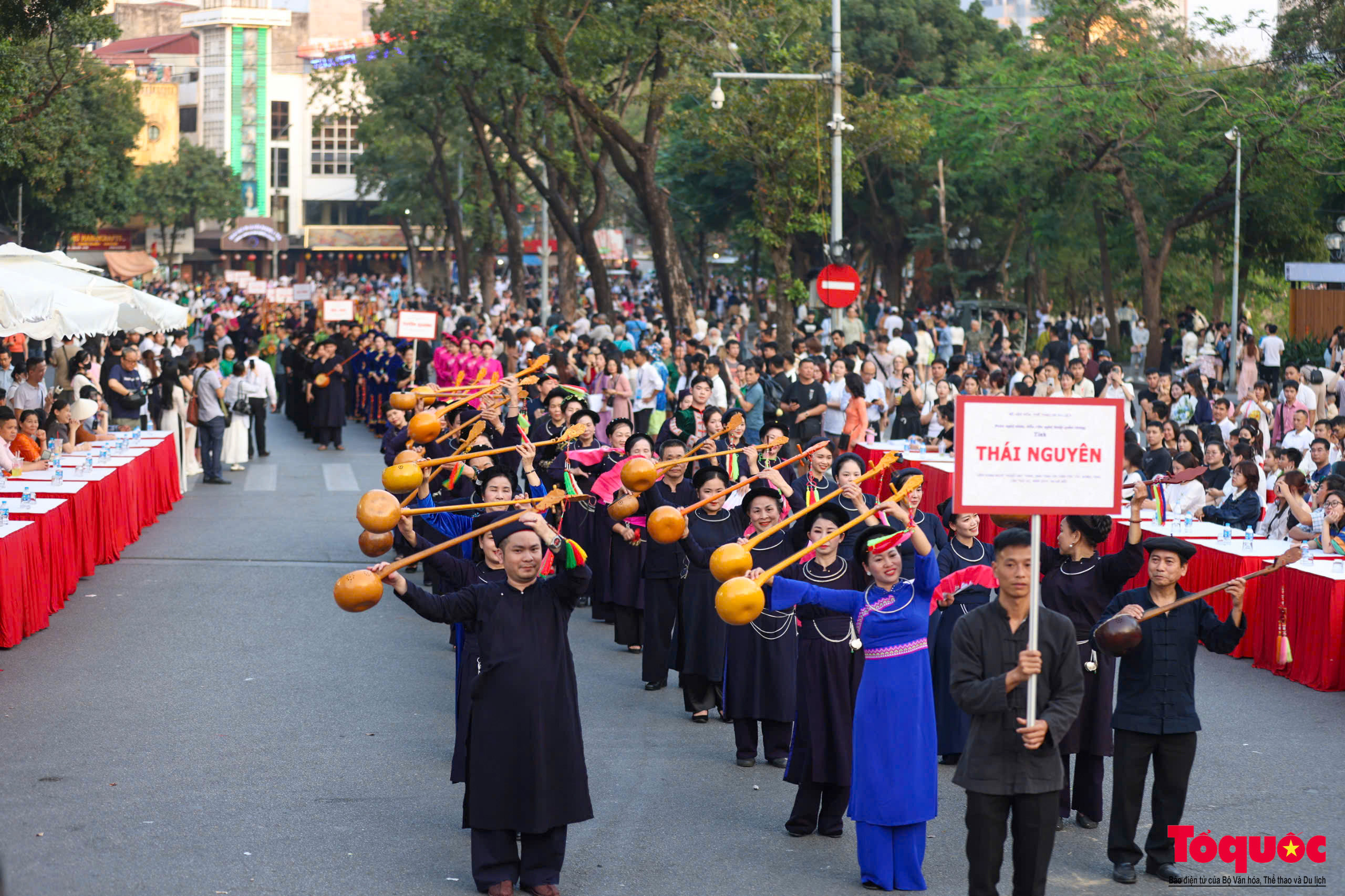 Hàng trăm nghệ nhân trình diễn hát Then, đàn Tính tại phố đi bộ Hồ Hoàn Kiếm - Ảnh 10. Hàng trăm nghệ nhân trình diễn hát Then, đàn Tính tại phố đi bộ Hồ Hoàn Kiếm - Ảnh 10.