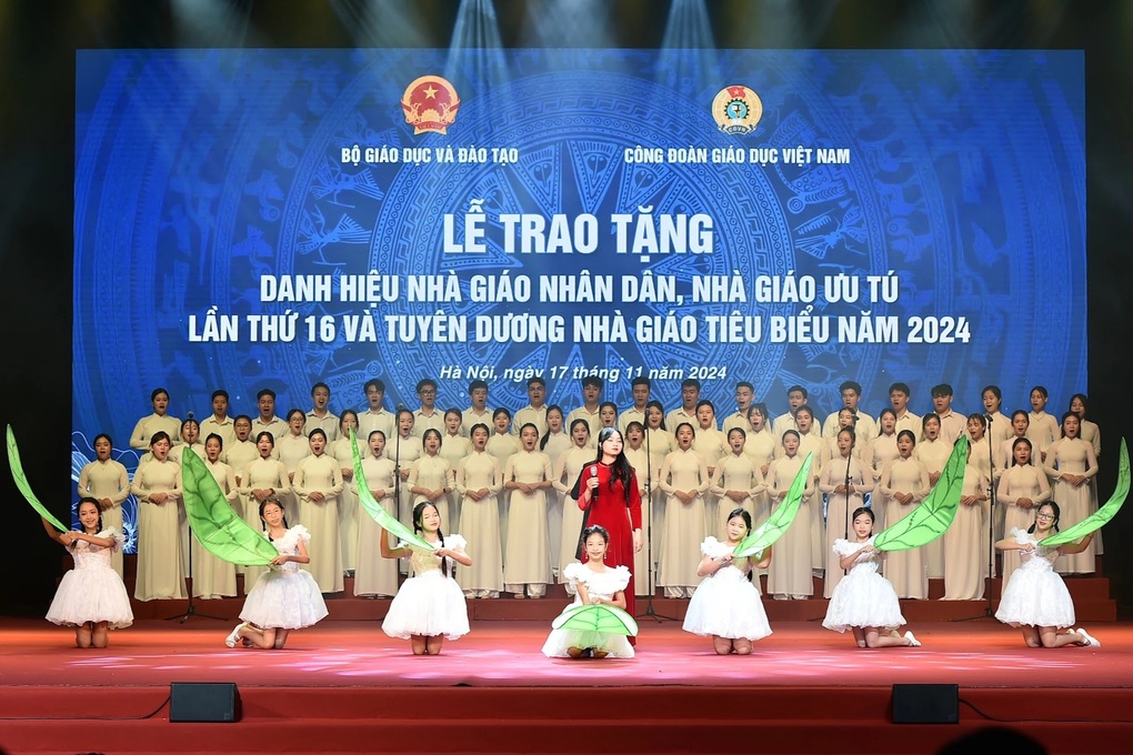 Bộ trưởng Bộ GDĐT: Nhà giáo phải vượt qua giới hạn của bản thân - 2 Bộ trưởng Bộ GDĐT: Nhà giáo phải vượt qua giới hạn của bản thân - 2
