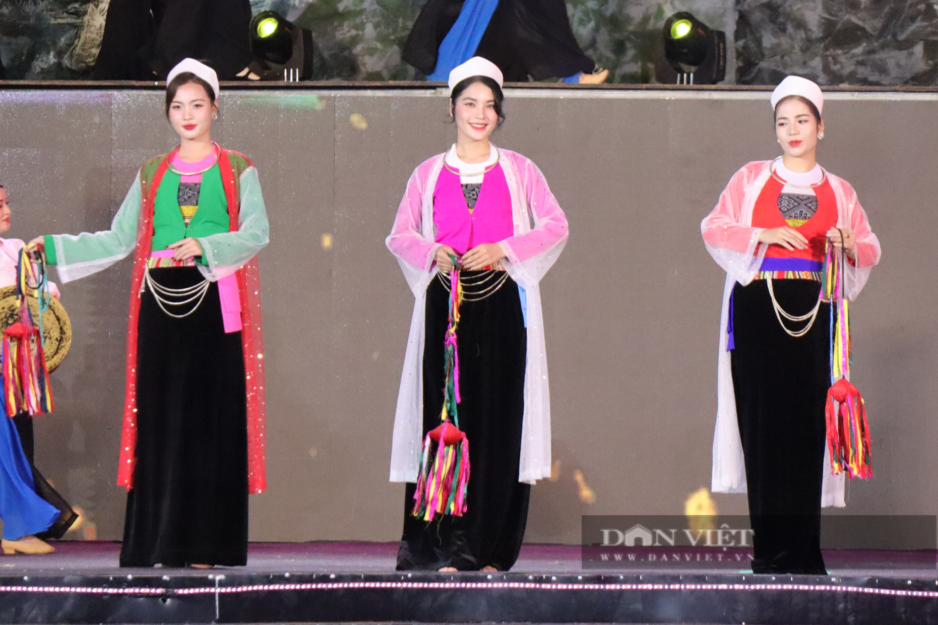 Rực rỡ sắc màu trang phục các dân tộc tỉnh Hòa Bình- Ảnh 4. Rực rỡ sắc màu trang phục các dân tộc tỉnh Hòa Bình- Ảnh 4.