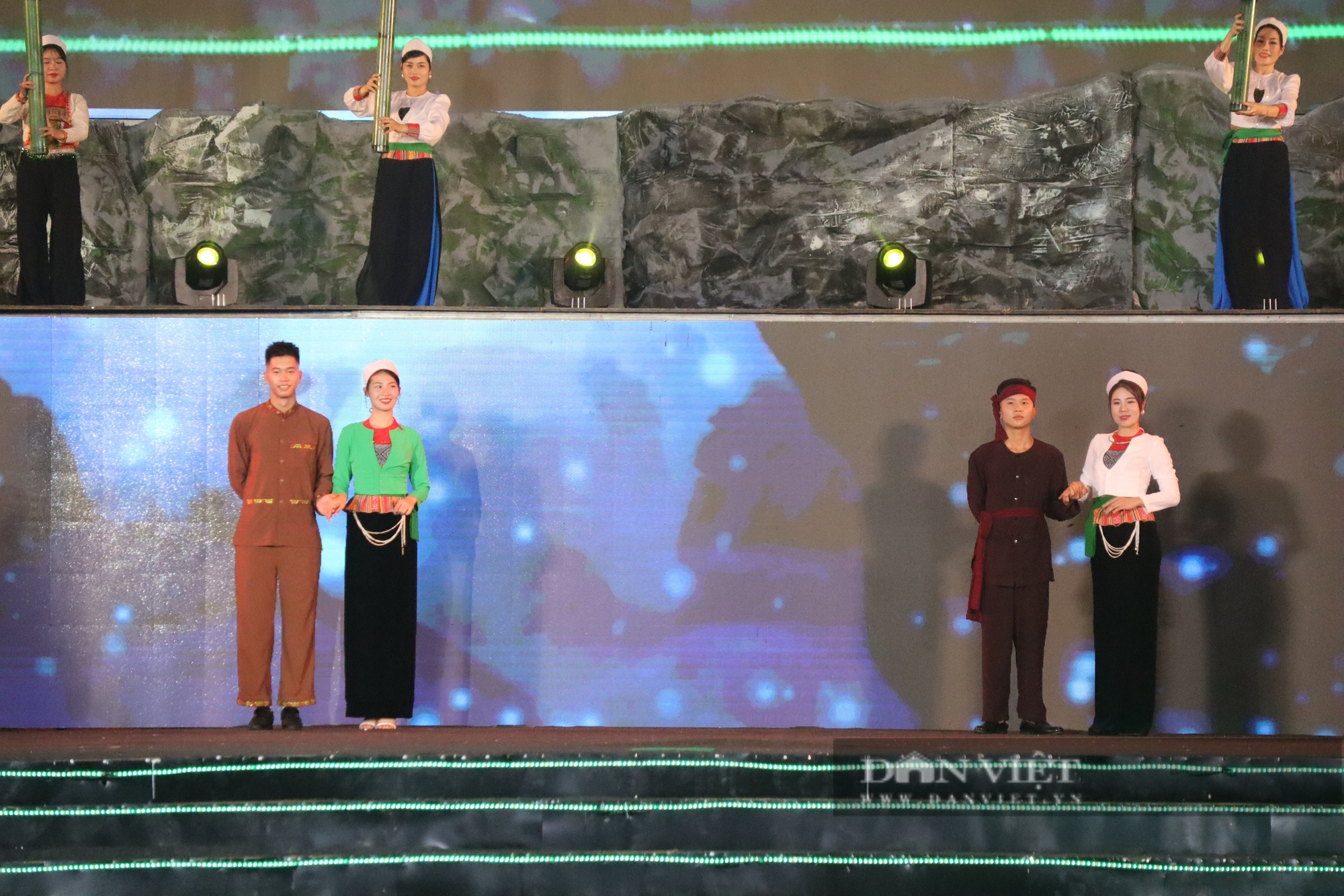 Rực rỡ sắc màu trang phục các dân tộc tỉnh Hòa Bình- Ảnh 5. Rực rỡ sắc màu trang phục các dân tộc tỉnh Hòa Bình- Ảnh 5.