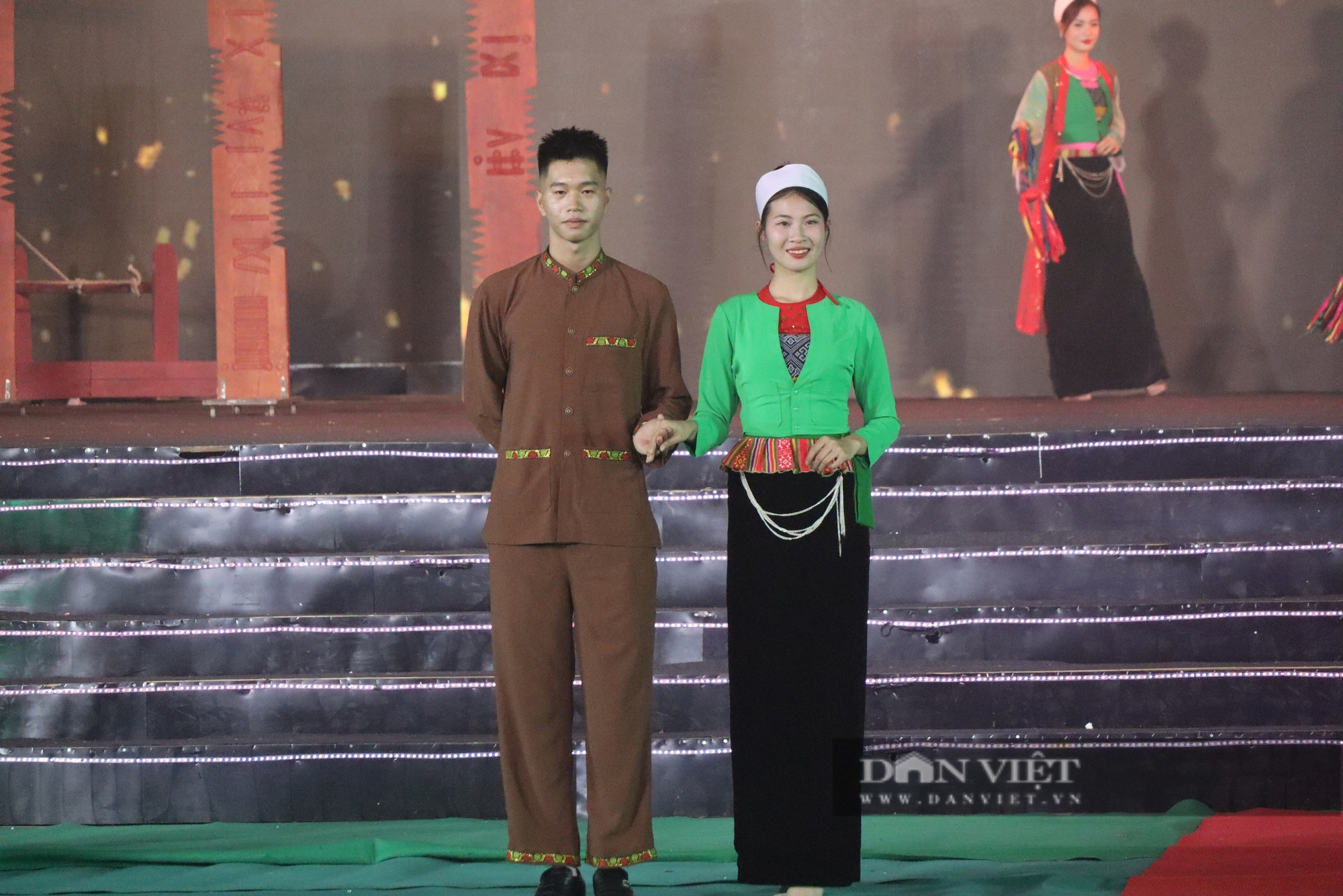 Rực rỡ sắc màu trang phục các dân tộc tỉnh Hòa Bình- Ảnh 6. Rực rỡ sắc màu trang phục các dân tộc tỉnh Hòa Bình- Ảnh 6.
