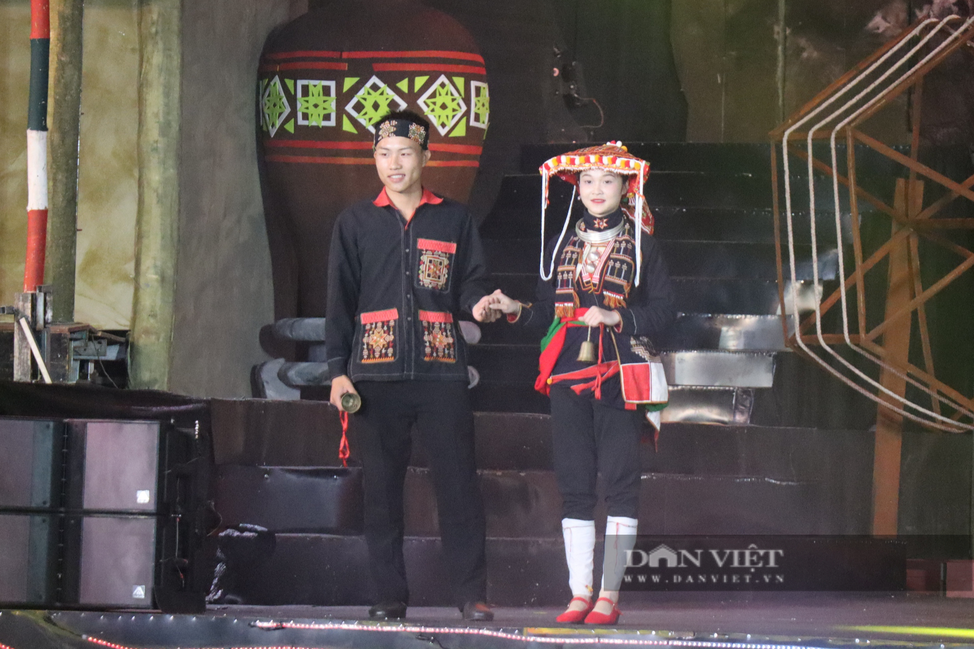 Rực rỡ sắc màu trang phục các dân tộc tỉnh Hòa Bình- Ảnh 12. Rực rỡ sắc màu trang phục các dân tộc tỉnh Hòa Bình- Ảnh 12.