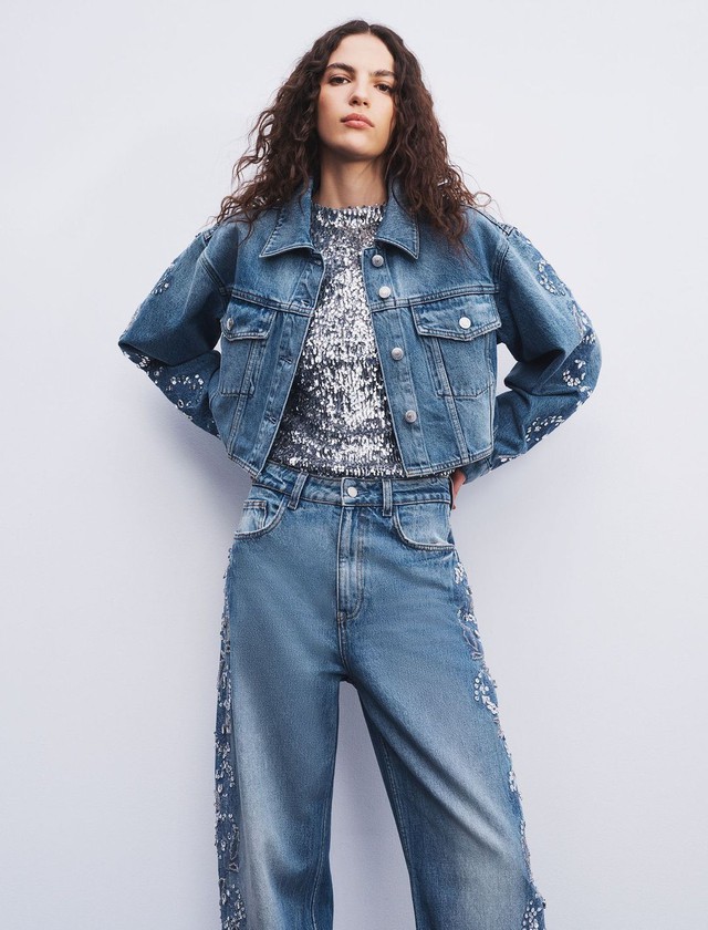 Làm mới phong cách mùa đông với denim cổ điển đầy ấn tượng- Ảnh 5. Làm mới phong cách mùa đông với denim cổ điển đầy ấn tượng- Ảnh 5.