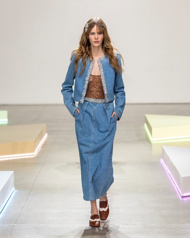 Làm mới phong cách mùa đông với denim cổ điển đầy ấn tượng- Ảnh 8. Làm mới phong cách mùa đông với denim cổ điển đầy ấn tượng- Ảnh 8.