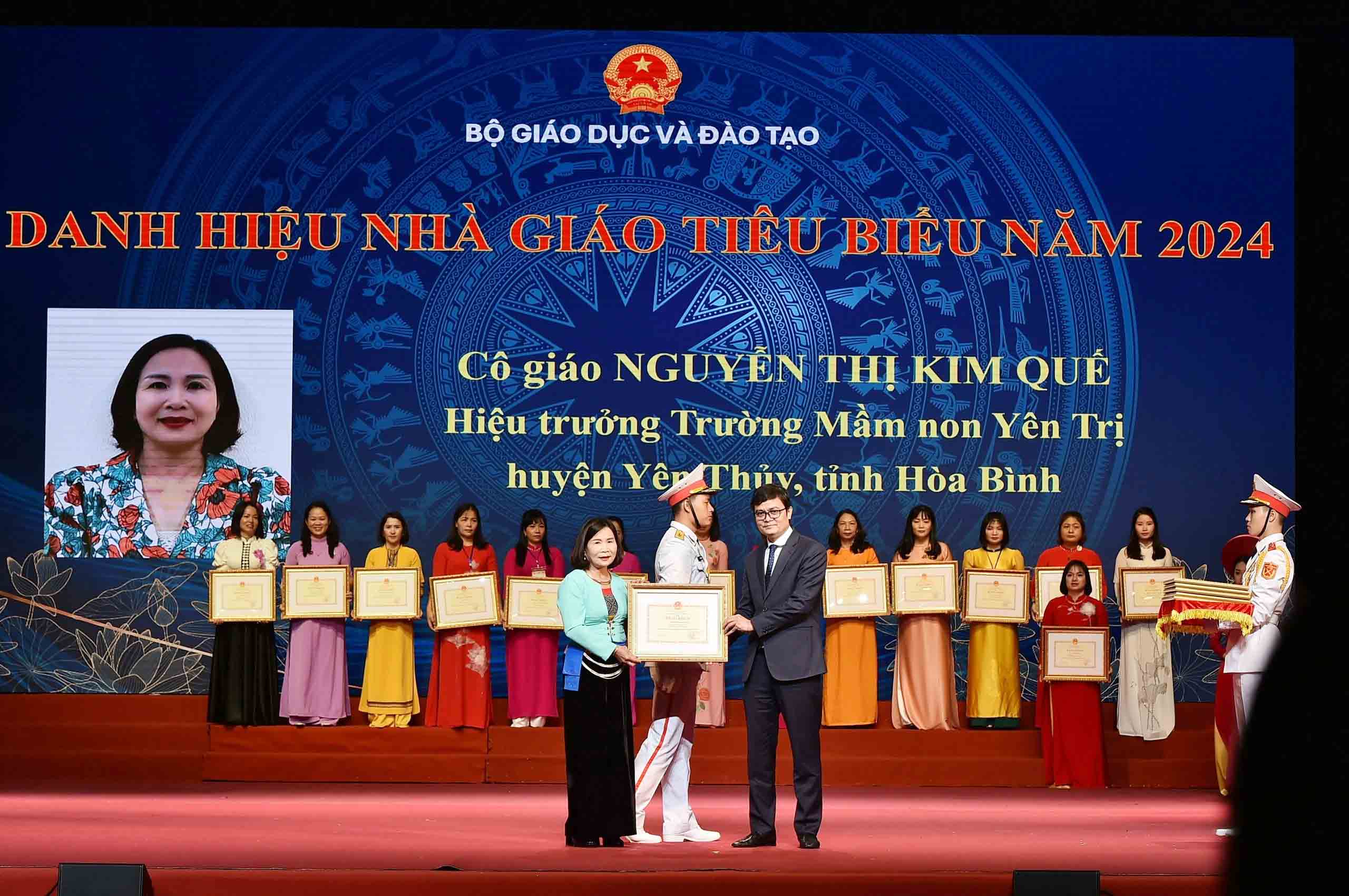 Tôn vinh những nhà giáo giỏi nghề, tận tụy vì cộng đồng- Ảnh 2. Tôn vinh những nhà giáo giỏi nghề, tận tụy vì cộng đồng- Ảnh 2.