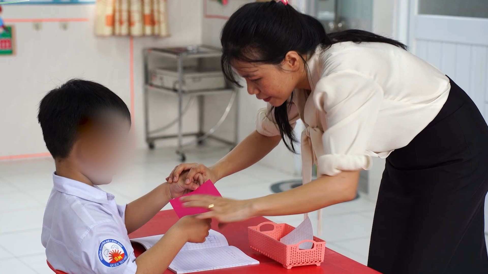 Giáo viên dạy trẻ đặc biệt: Hạnh phúc khi thấy học sinh tiến bộ- Ảnh 5. Giáo viên dạy trẻ đặc biệt: Hạnh phúc khi thấy học sinh tiến bộ- Ảnh 5.