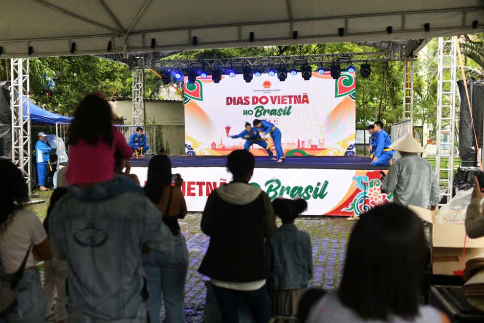 Người dân Brazil nặn tò he hình quả bóng, say sưa xem võ cổ truyền Việt - 2 Người dân Brazil nặn tò he hình quả bóng, say sưa xem võ cổ truyền Việt - 2