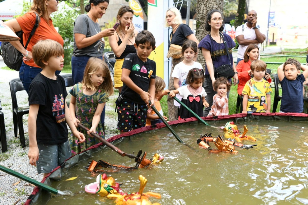 Người dân Brazil nặn tò he hình quả bóng, say sưa xem võ cổ truyền Việt - 3 Người dân Brazil nặn tò he hình quả bóng, say sưa xem võ cổ truyền Việt - 3