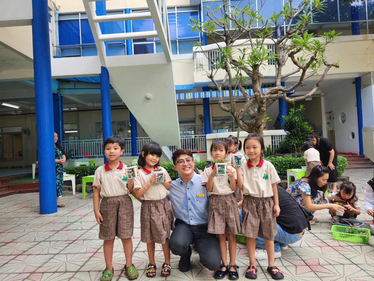 Hai anh em song sinh được tuyên dương Nhà giáo trẻ tiêu biểu TP.HCM cùng một ngày- Ảnh 3. Hai anh em song sinh được tuyên dương Nhà giáo trẻ tiêu biểu TP.HCM cùng một ngày- Ảnh 3.