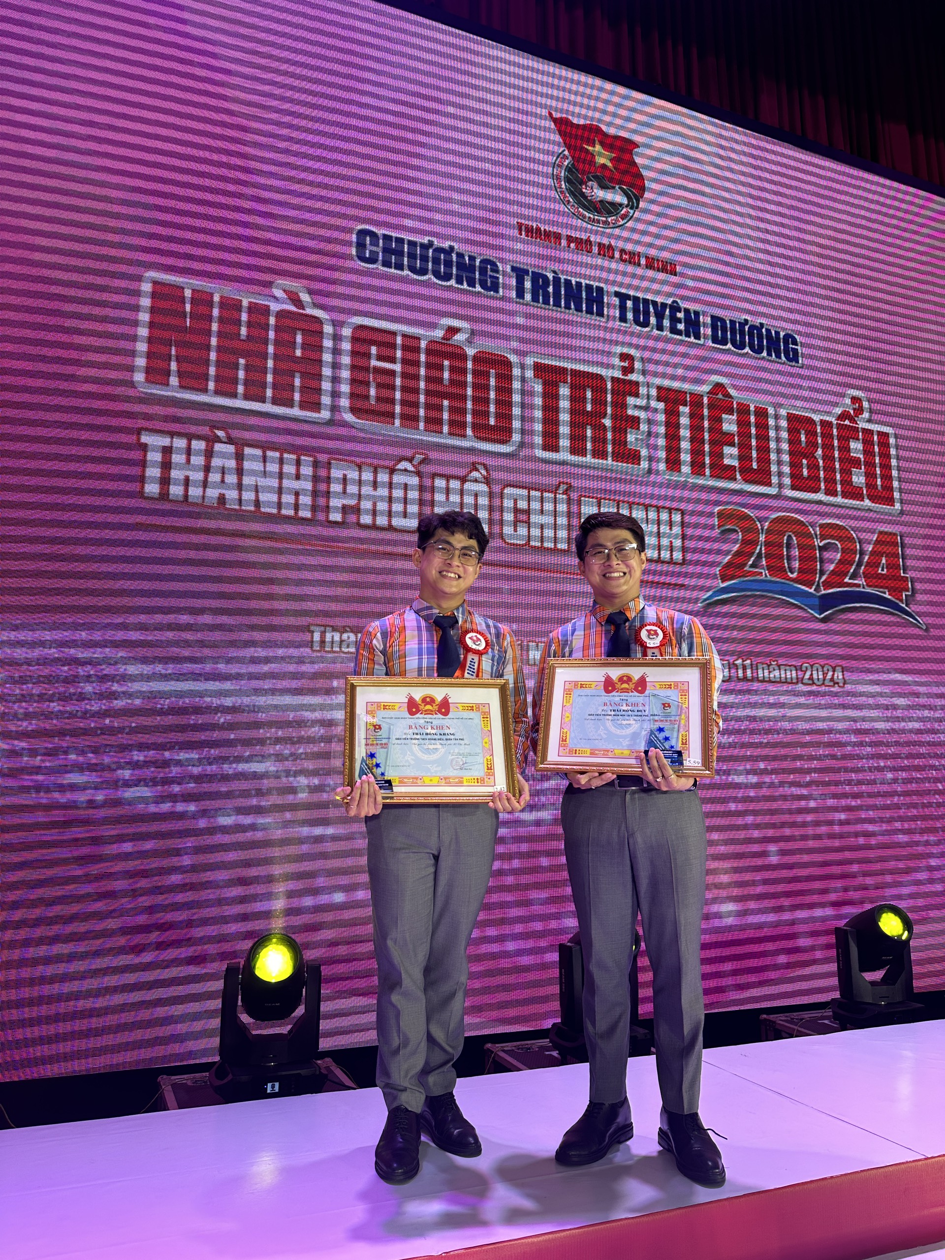 Hai anh em song sinh được tuyên dương Nhà giáo trẻ tiêu biểu TP.HCM cùng một ngày- Ảnh 5. Hai anh em song sinh được tuyên dương Nhà giáo trẻ tiêu biểu TP.HCM cùng một ngày- Ảnh 5.