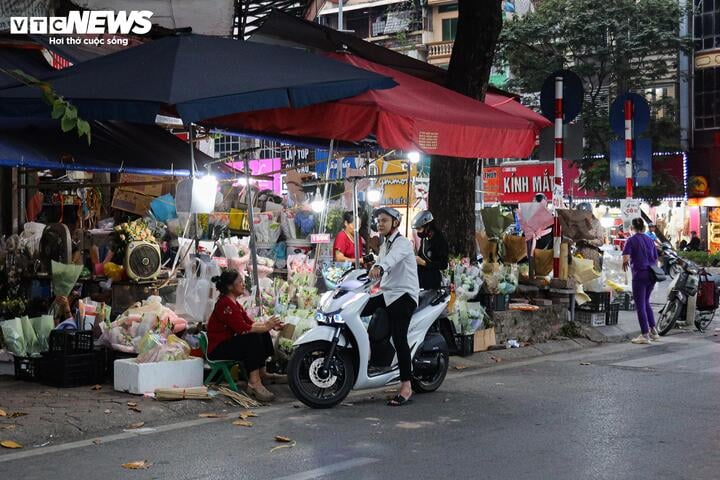 Sát ngày 20/11, hoa tươi tăng giá mạnh - 21