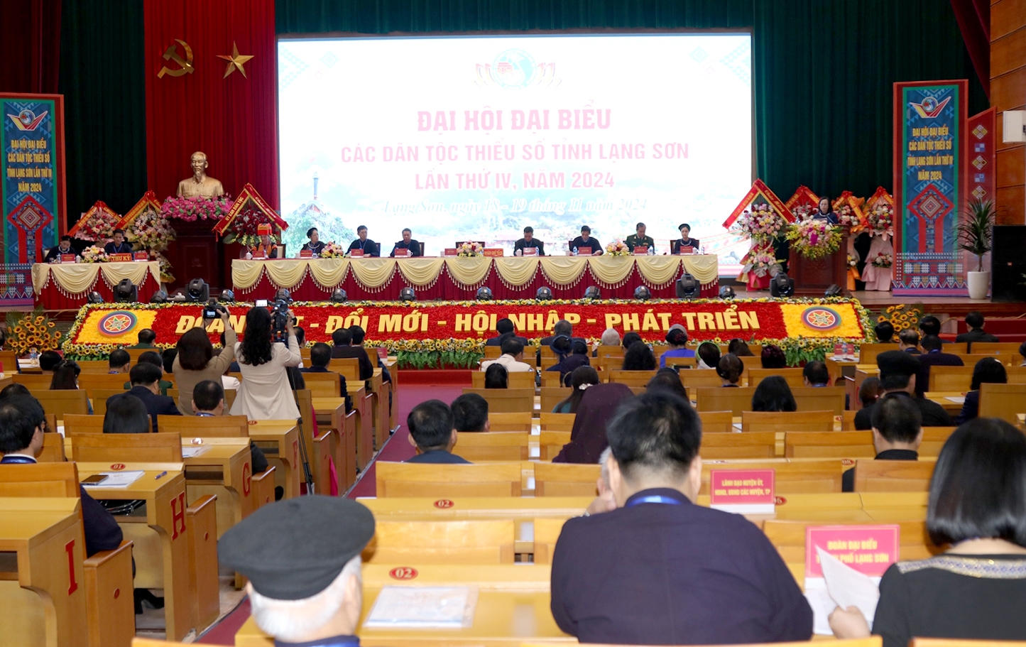 Các dân tộc tỉnh Lạng Sơn đoàn kết, đổi mới sáng tạo, phát huy lợi thế, tiềm năng, hội nhập và phát triển bền vững Các dân tộc tỉnh Lạng Sơn đoàn kết, đổi mới sáng tạo, phát huy lợi thế, tiềm năng, hội nhập và phát triển bền vững