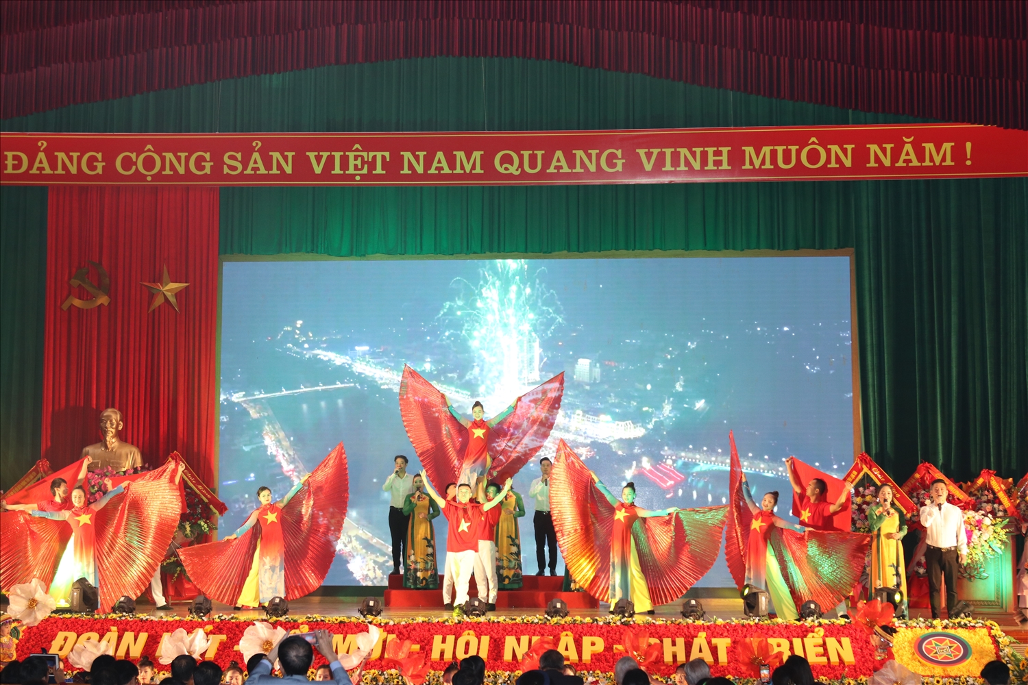 Văn nghệ chào mừng Đại hội Văn nghệ chào mừng Đại hội