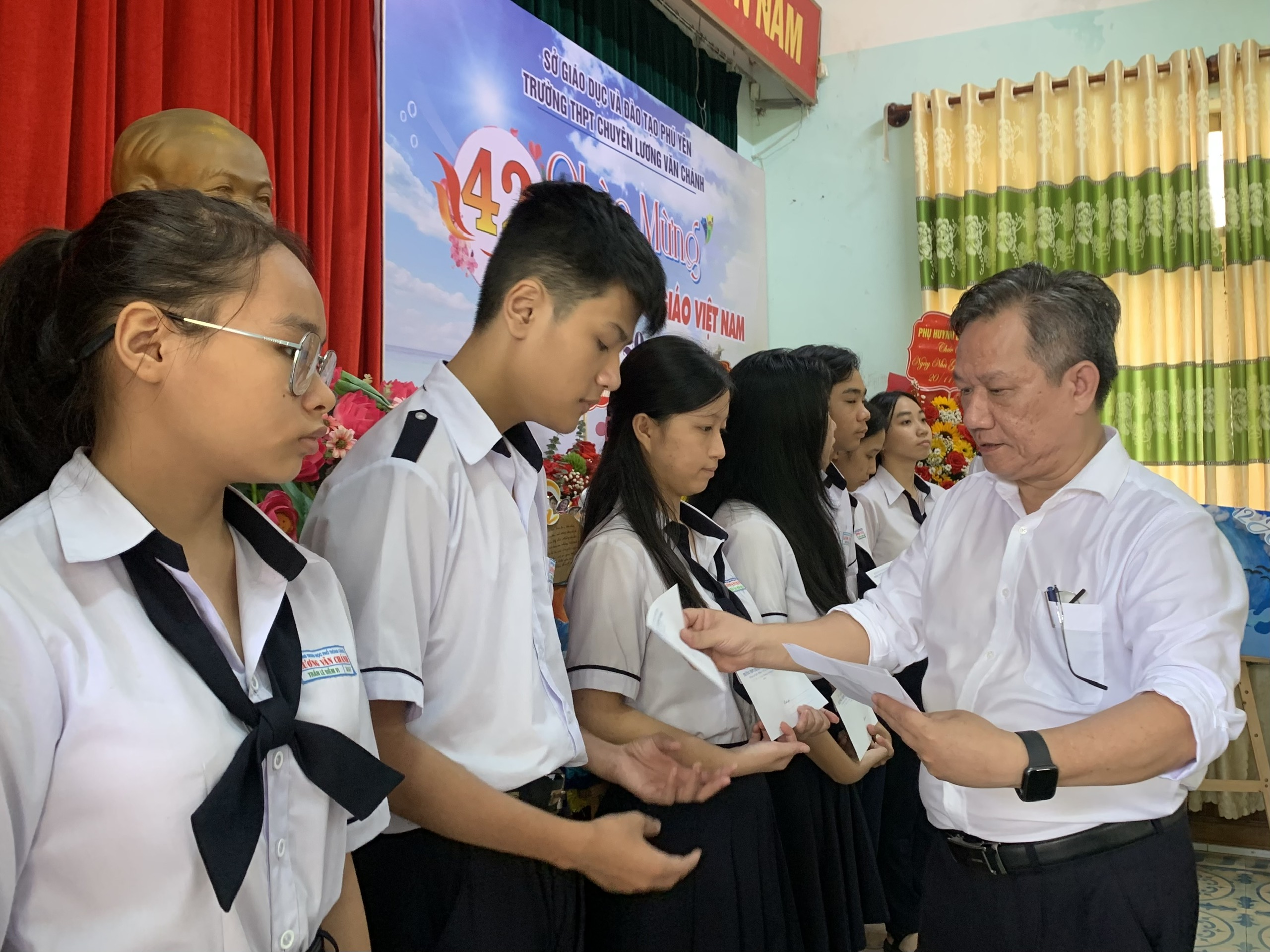 'Lạ đời' chuyện thầy cô tặng quà cho học sinh nhân ngày Nhà giáo Việt Nam- Ảnh 3. 'Lạ đời' chuyện thầy cô tặng quà cho học sinh nhân ngày Nhà giáo Việt Nam- Ảnh 3.