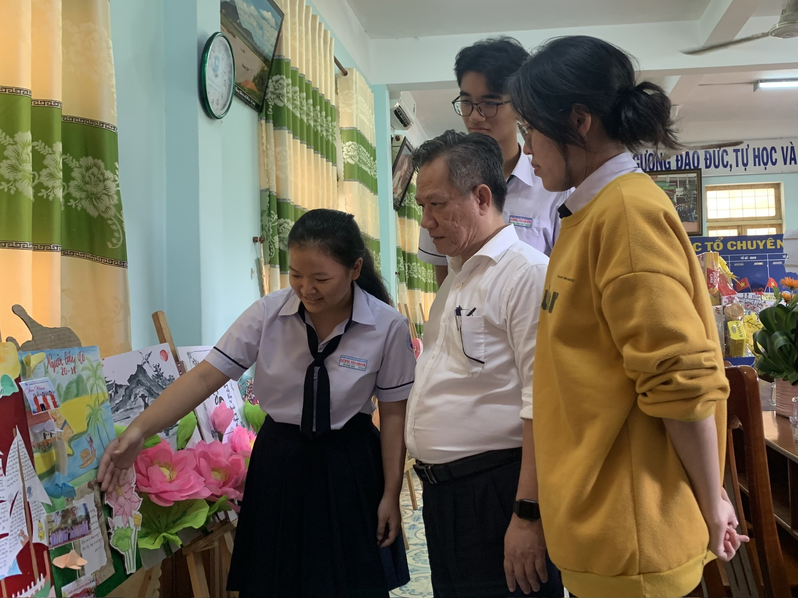 'Lạ đời' chuyện thầy cô tặng quà cho học sinh nhân ngày Nhà giáo Việt Nam- Ảnh 4. 'Lạ đời' chuyện thầy cô tặng quà cho học sinh nhân ngày Nhà giáo Việt Nam- Ảnh 4.
