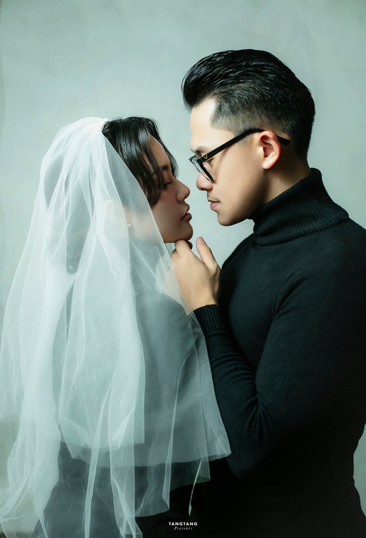 Thái Trinh, sinh năm 1993, từng là hiện tượng trên mạng xã hội với ca khúc The Show. Cô không chỉ có khả năng sáng tác mà còn có thể chơi nhiều loại nhạc cụ như guitar, piano. Thái Trinh gây chú ý khi tham gia “The Voice 2012”.