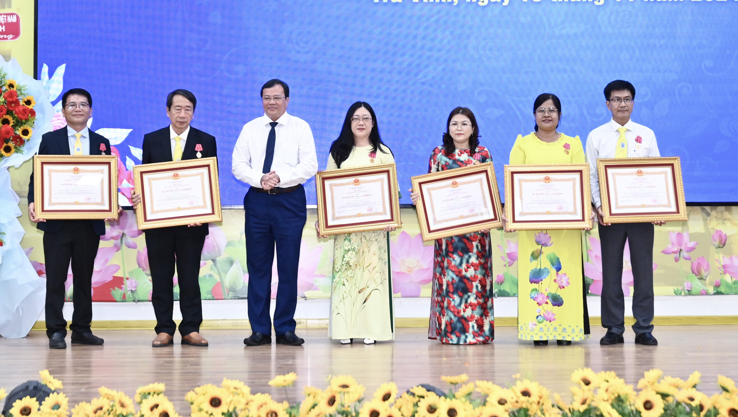 Trà Vinh trao hơn 3,5 tỉ đồng học bổng cho sinh viên- Ảnh 2. Trà Vinh trao hơn 3,5 tỉ đồng học bổng cho sinh viên- Ảnh 2.