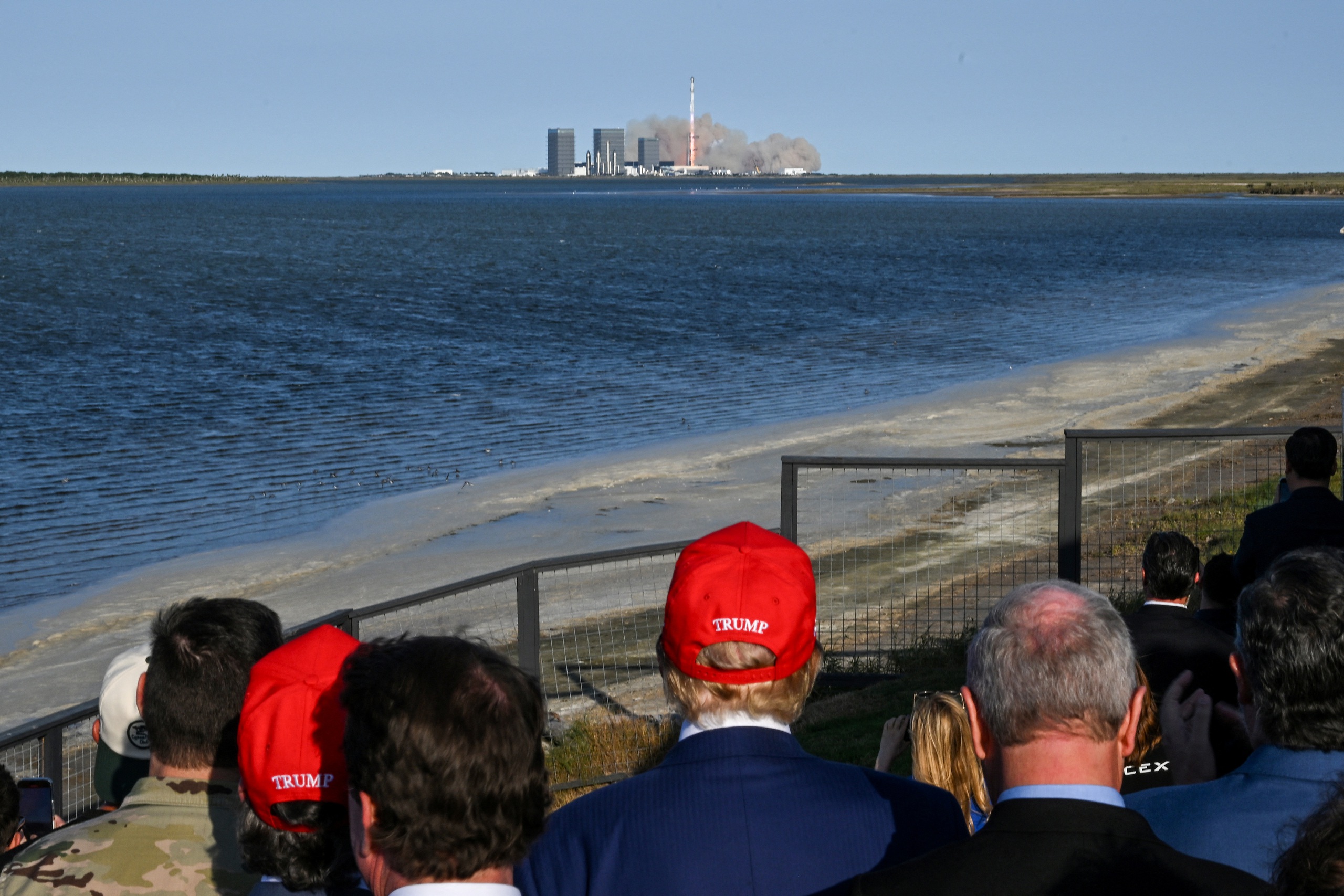 Ông Trump xem SpaceX của tỉ phú Elon Musk phóng phi thuyền Starship- Ảnh 2. Ông Trump xem SpaceX của tỉ phú Elon Musk phóng phi thuyền Starship- Ảnh 2.