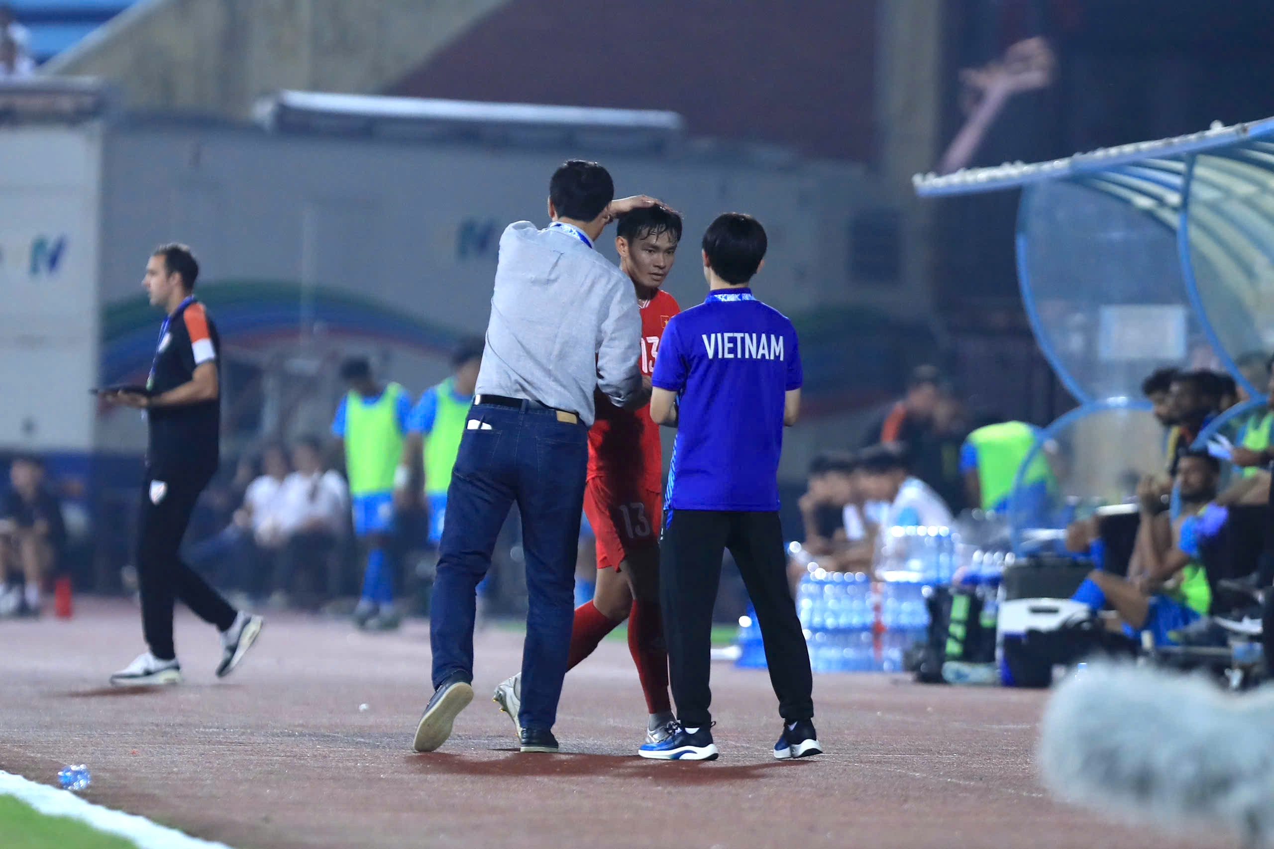 HLV Kim Sang-sik đang trao nhiều cơ hội cho các cầu thủ trẻ như Vĩ Hào HLV Kim Sang-sik đang trao nhiều cơ hội cho các cầu thủ trẻ như Vĩ Hào