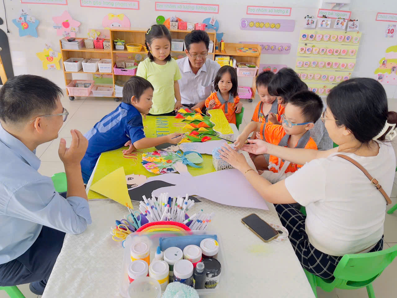 Ông vào trường của cháu, làm giáo viên mầm non một ngày- Ảnh 2. Ông vào trường của cháu, làm giáo viên mầm non một ngày- Ảnh 2.