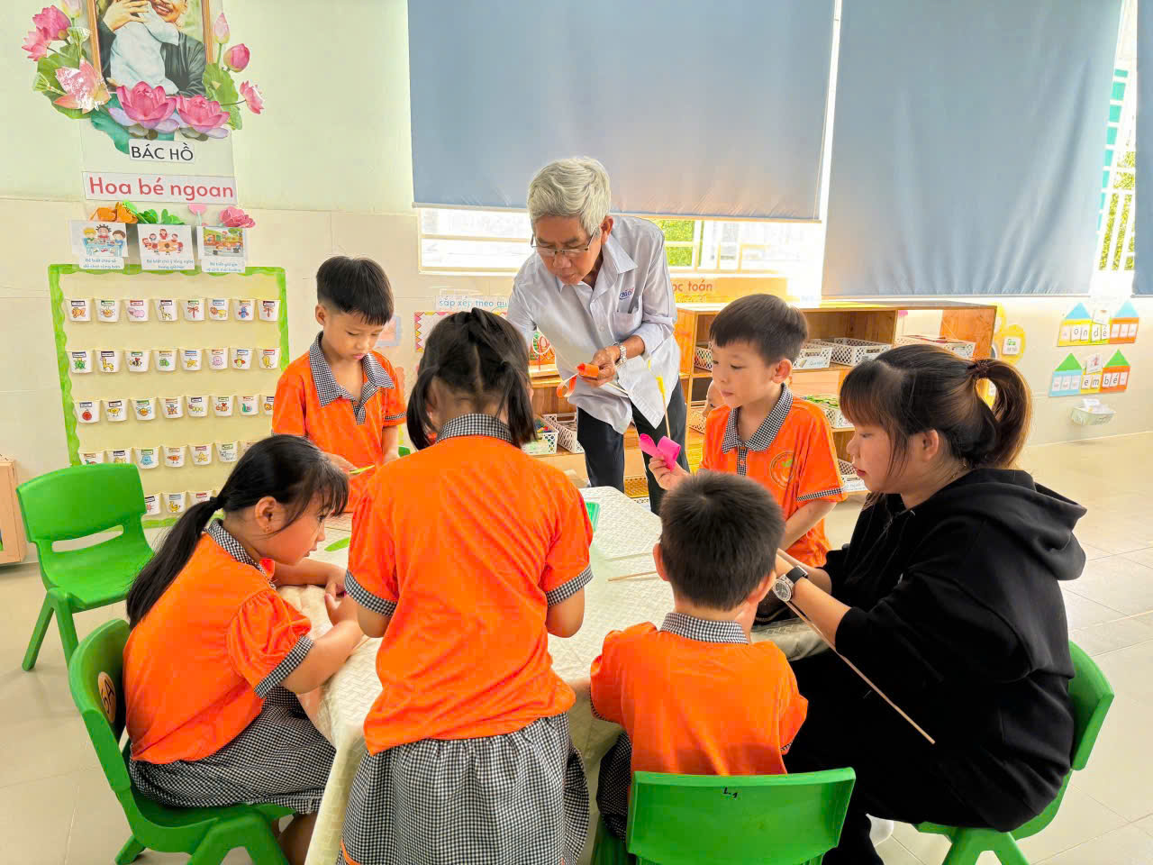 Ông vào trường của cháu, làm giáo viên mầm non một ngày- Ảnh 5. Ông vào trường của cháu, làm giáo viên mầm non một ngày- Ảnh 5.