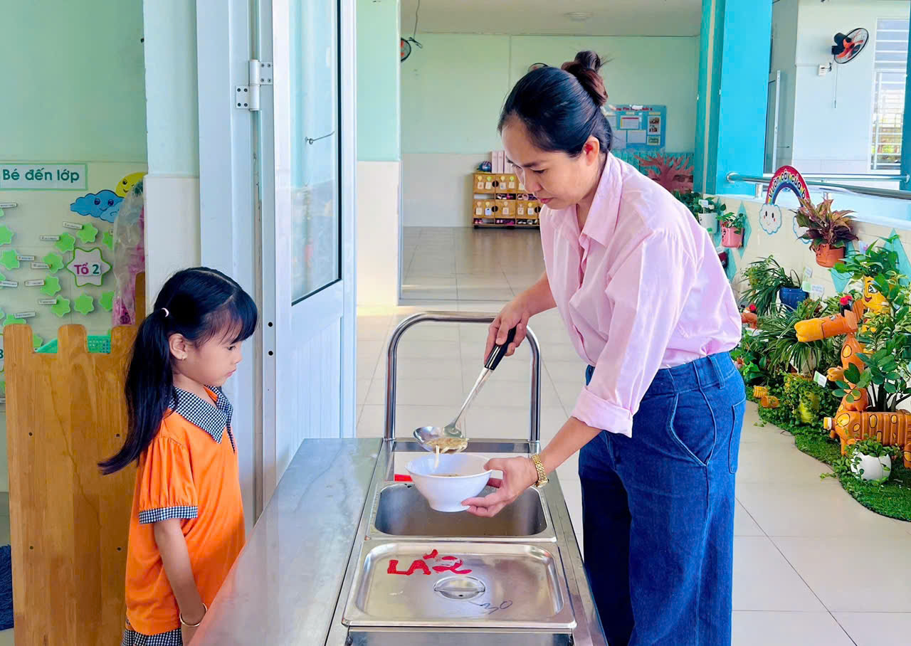Ông vào trường của cháu, làm giáo viên mầm non một ngày- Ảnh 7. Ông vào trường của cháu, làm giáo viên mầm non một ngày- Ảnh 7.