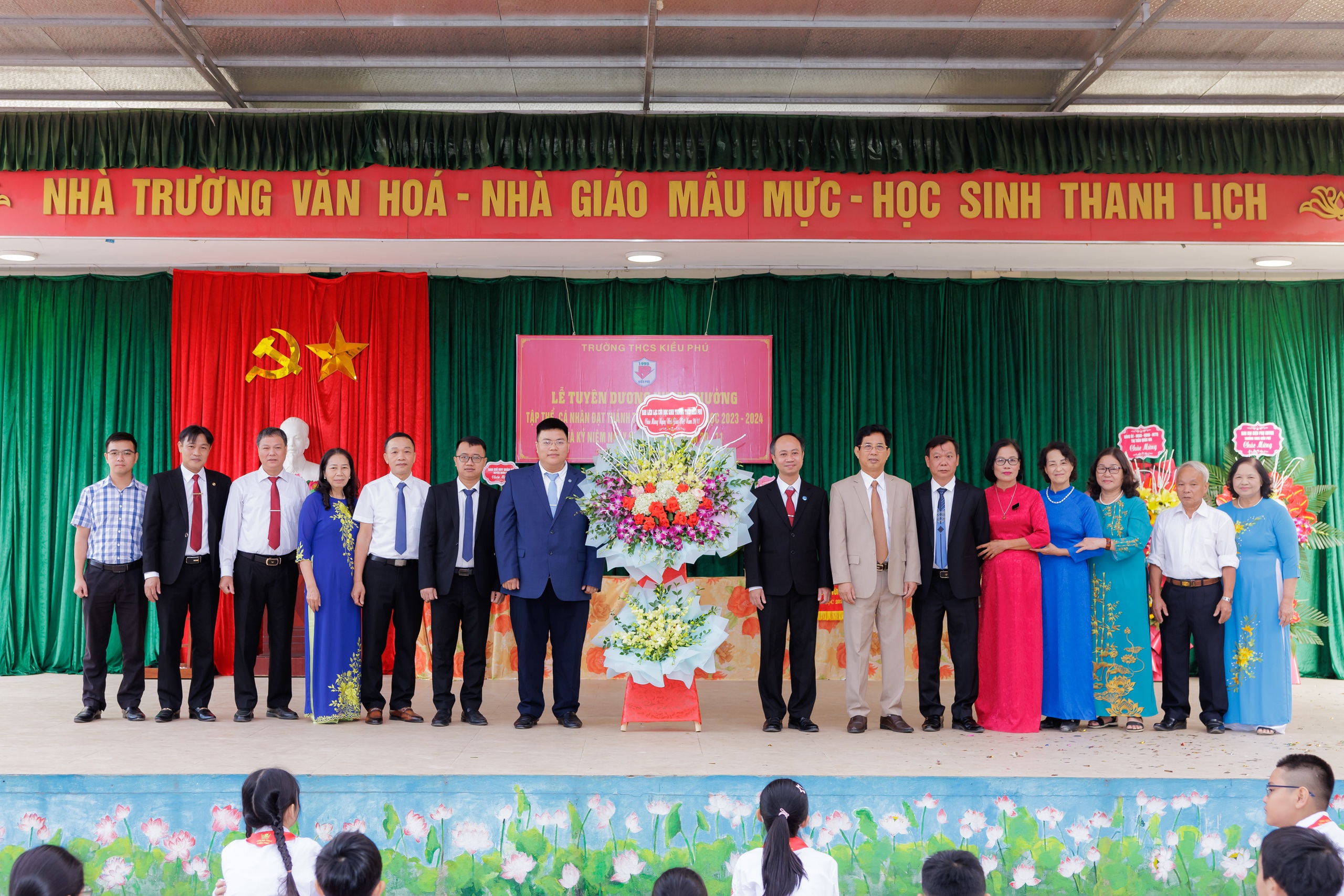 Trường học từng được Chủ tịch UBND Hà Nội tặng Bằng khen tổ chức vinh danh giáo viên ngày 20/11- Ảnh 4. Trường học từng được Chủ tịch UBND Hà Nội tặng Bằng khen tổ chức vinh danh giáo viên ngày 20/11- Ảnh 4.