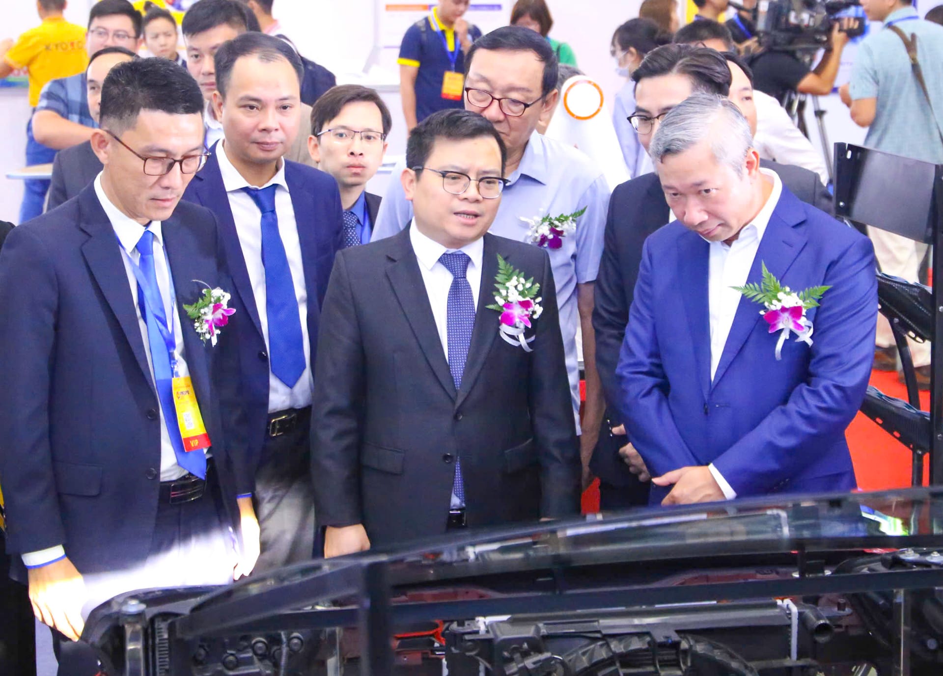 Thứ trưởng Bộ Công Thương Trương Thanh Hoài và Cục trưởng Cục Công nghiệp Phạm Nguyên Hùng tham quan gian hàng THACO INDUSTRIES 3