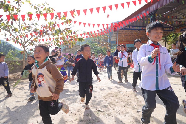 CHIN-SU mang chảo cơm có thịt đặc biệt lên vùng cao “tiếp sức học trò, tiếp lửa thầy cô” nhân dịp 20/11 - Ảnh 2. CHIN-SU mang chảo cơm có thịt đặc biệt lên vùng cao “tiếp sức học trò, tiếp lửa thầy cô” nhân dịp 20/11 - Ảnh 2.