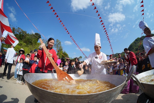 CHIN-SU mang chảo cơm có thịt đặc biệt lên vùng cao “tiếp sức học trò, tiếp lửa thầy cô” nhân dịp 20/11 - Ảnh 3. CHIN-SU mang chảo cơm có thịt đặc biệt lên vùng cao “tiếp sức học trò, tiếp lửa thầy cô” nhân dịp 20/11 - Ảnh 3.