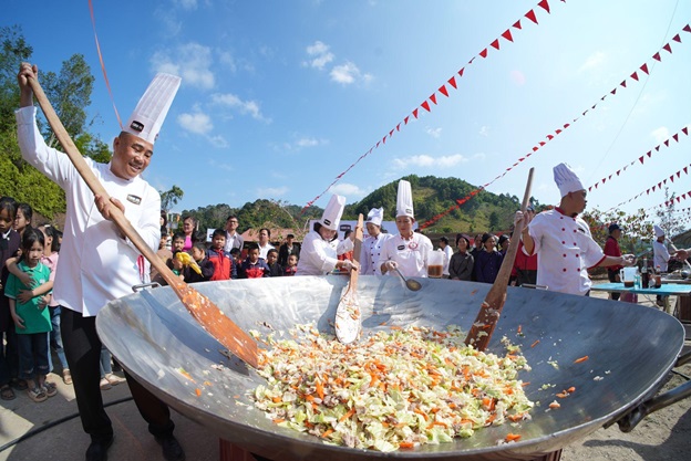 CHIN-SU mang chảo cơm có thịt đặc biệt lên vùng cao “tiếp sức học trò, tiếp lửa thầy cô” nhân dịp 20/11 - Ảnh 4. CHIN-SU mang chảo cơm có thịt đặc biệt lên vùng cao “tiếp sức học trò, tiếp lửa thầy cô” nhân dịp 20/11 - Ảnh 4.
