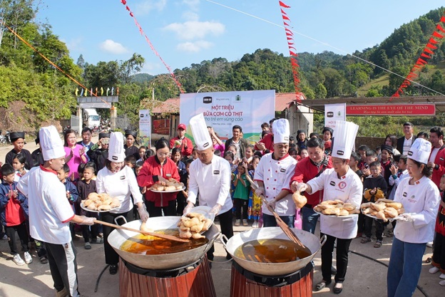 CHIN-SU mang chảo cơm có thịt đặc biệt lên vùng cao “tiếp sức học trò, tiếp lửa thầy cô” nhân dịp 20/11 - Ảnh 5. CHIN-SU mang chảo cơm có thịt đặc biệt lên vùng cao “tiếp sức học trò, tiếp lửa thầy cô” nhân dịp 20/11 - Ảnh 5.