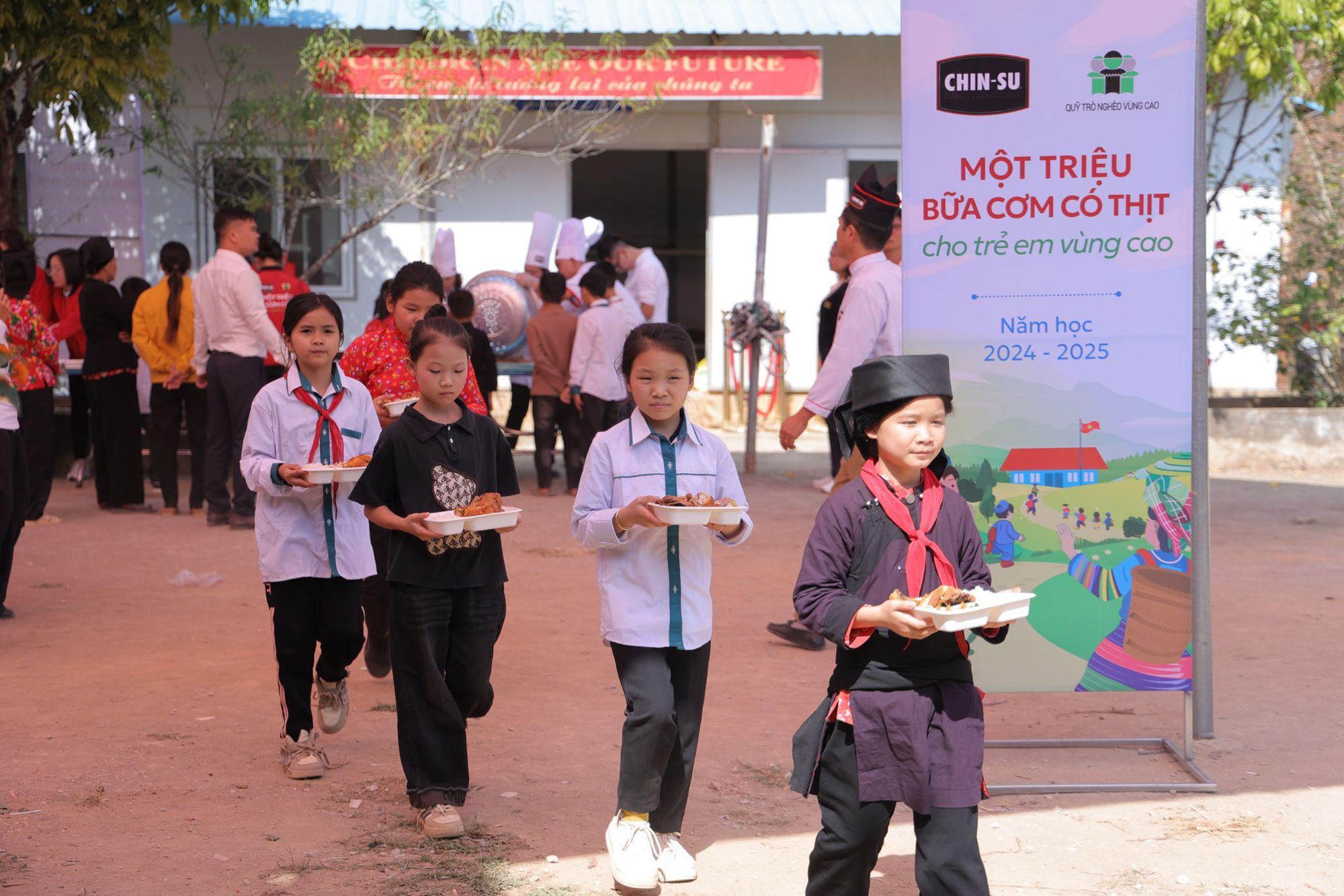 CHIN-SU mang chảo cơm có thịt đặc biệt lên vùng cao “tiếp sức học trò, tiếp lửa thầy cô” nhân dịp 20/11 - Ảnh 6. CHIN-SU mang chảo cơm có thịt đặc biệt lên vùng cao “tiếp sức học trò, tiếp lửa thầy cô” nhân dịp 20/11 - Ảnh 6.