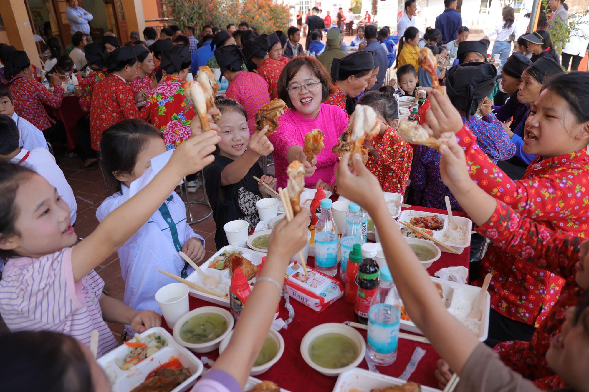 CHIN-SU mang chảo cơm có thịt đặc biệt lên vùng cao “tiếp sức học trò, tiếp lửa thầy cô” nhân dịp 20/11 - Ảnh 7. CHIN-SU mang chảo cơm có thịt đặc biệt lên vùng cao “tiếp sức học trò, tiếp lửa thầy cô” nhân dịp 20/11 - Ảnh 7.