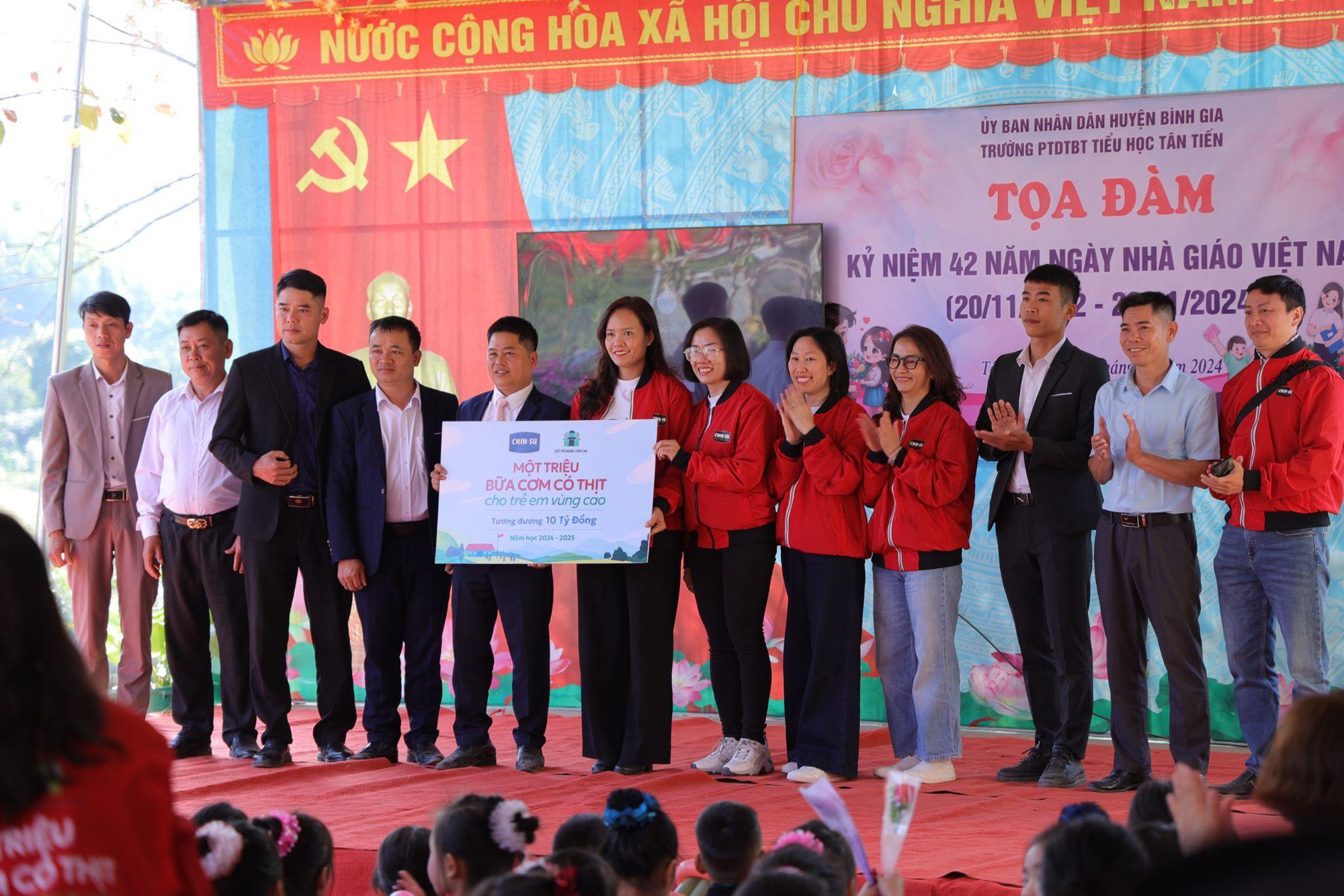 CHIN-SU mang chảo cơm có thịt đặc biệt lên vùng cao “tiếp sức học trò, tiếp lửa thầy cô” nhân dịp 20/11 - Ảnh 9. CHIN-SU mang chảo cơm có thịt đặc biệt lên vùng cao “tiếp sức học trò, tiếp lửa thầy cô” nhân dịp 20/11 - Ảnh 9.